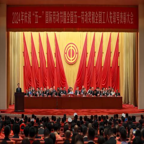 致敬劳动者